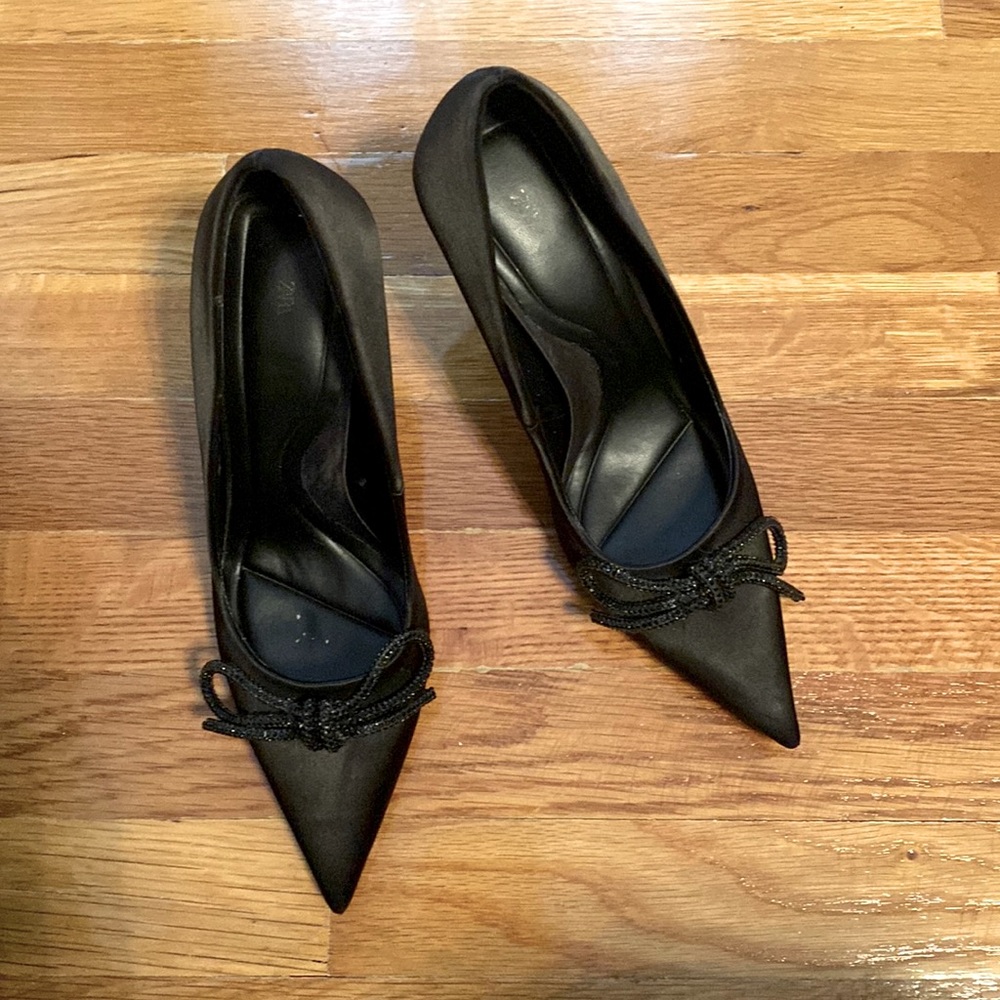 Black satin shoes with a beautiful bow detail! Great for all occasions